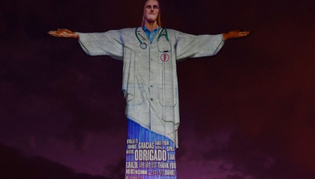 Cristo Redentor homenageia médicos ‘vestindo’ jaleco durante pandemia