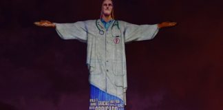 Cristo Redentor homenageia médicos ‘vestindo’ jaleco durante pandemia
