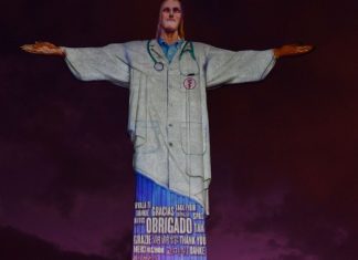 Cristo Redentor homenageia médicos ‘vestindo’ jaleco durante pandemia