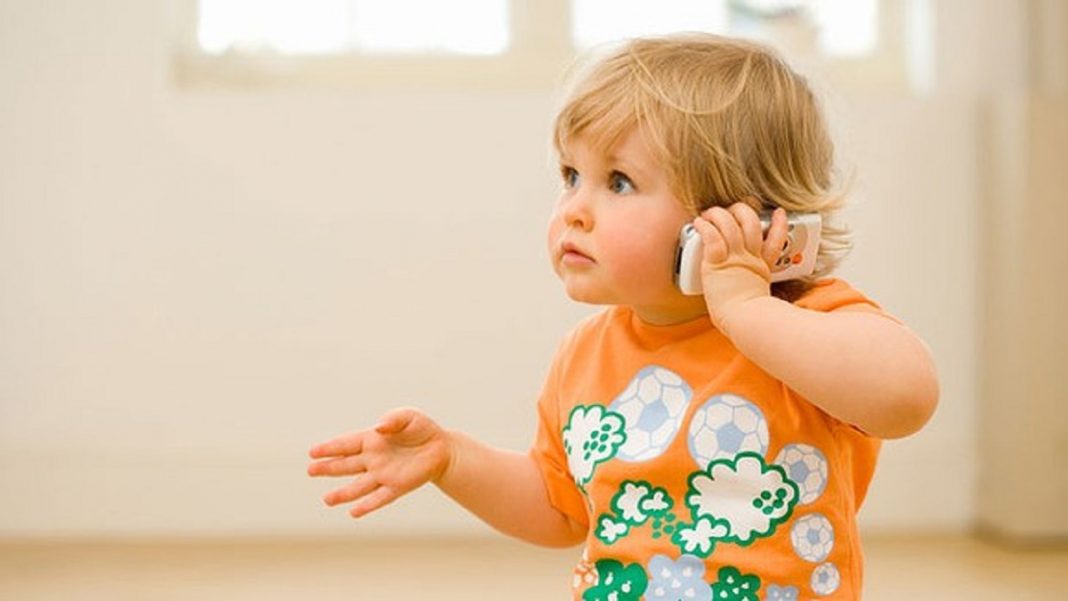 Estudos apontam que voz de mãe ao telefone conforta como um abraço quentinho