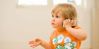 Estudos apontam que voz de mãe ao telefone conforta como um abraço quentinho