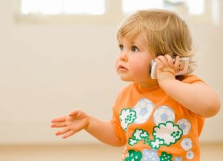 Estudos apontam que voz de mãe ao telefone conforta como um abraço quentinho