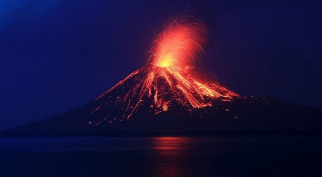 Incríveis imagens mostram erupção do vulcão Anak Krakatoa