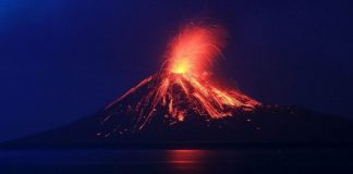 Incríveis imagens mostram erupção do vulcão Anak Krakatoa