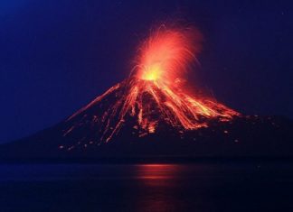 Incríveis imagens mostram erupção do vulcão Anak Krakatoa