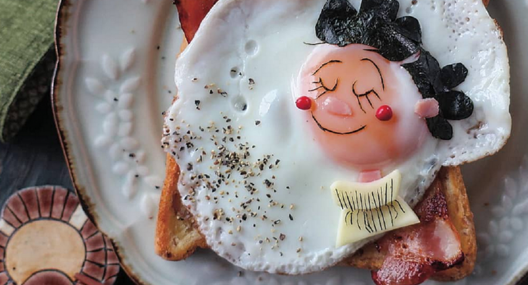 Essa mãe japonesa faz belas obras de arte com ovos fritos