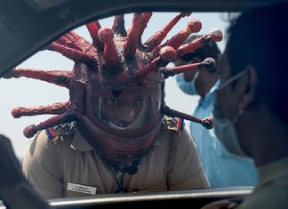 Policial indiano cria fantasia de ‘coronavírus’ para assustar pessoas que saem de casa na quarentena