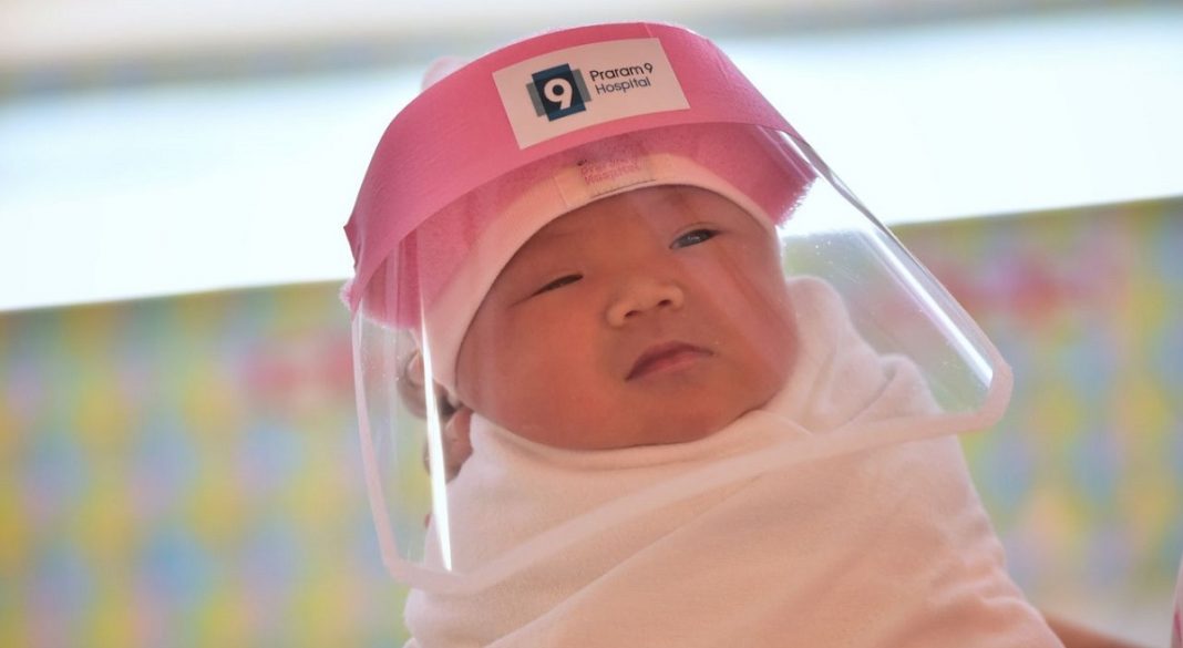 Bebês ganham protetores faciais em maternidade para protegê-los na Tailândia