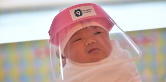 Bebês ganham protetores faciais em maternidade para protegê-los na Tailândia