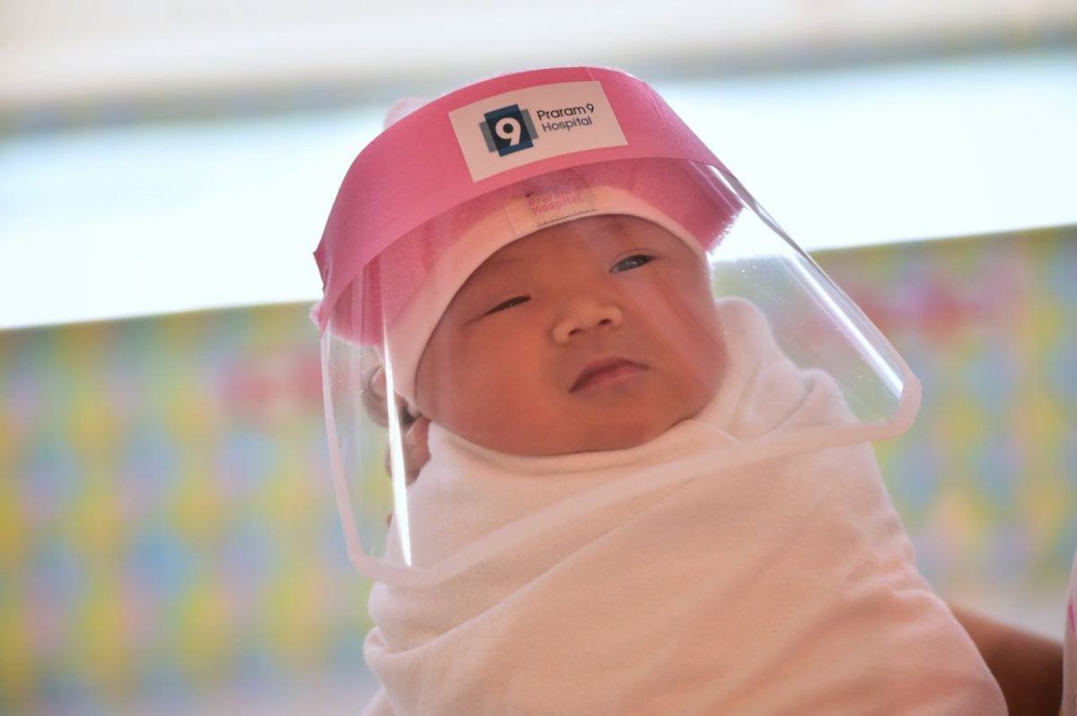 protetoresbebes2 scaled - Bebês ganham protetores faciais em maternidade para protegê-los na Tailândia