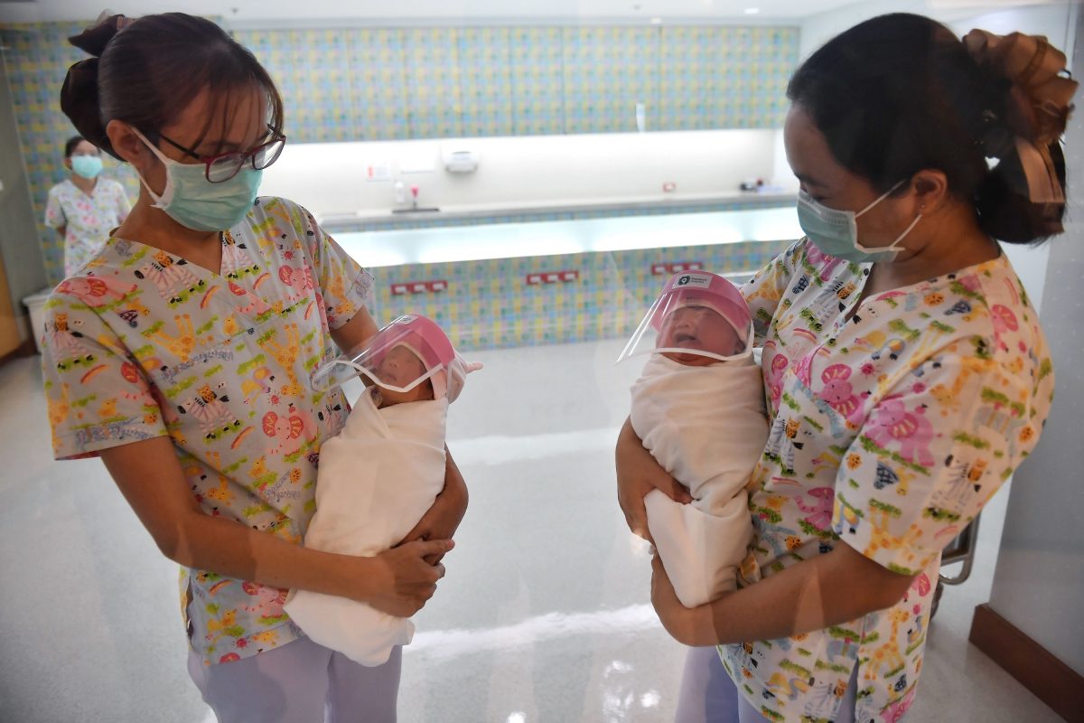 protetoresbebes3 scaled - Bebês ganham protetores faciais em maternidade para protegê-los na Tailândia