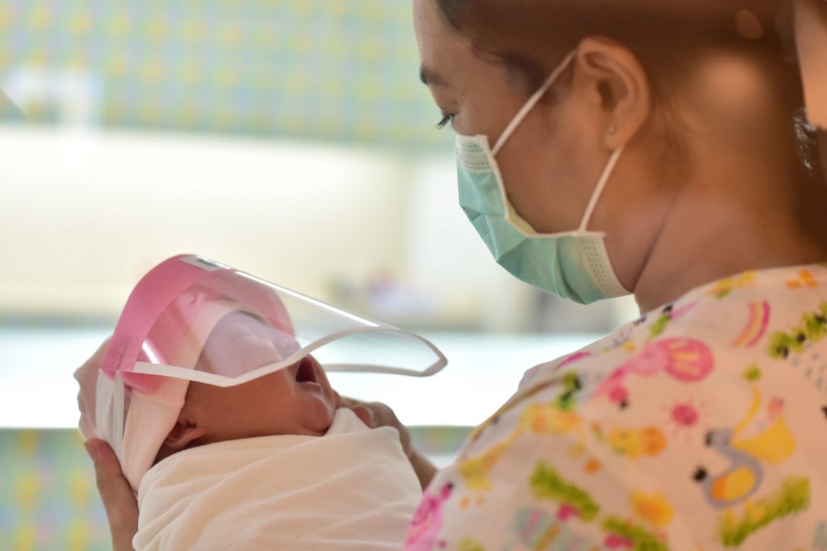 revistacarpediem.com - Bebês ganham protetores faciais em maternidade para protegê-los na Tailândia