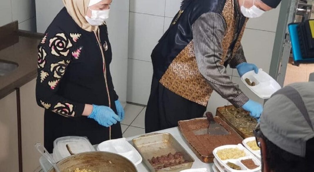 Em SP, Refugiados sírios doam marmitas de comida árabe a idosos