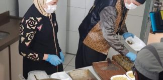 Em SP, Refugiados sírios doam marmitas de comida árabe a idosos