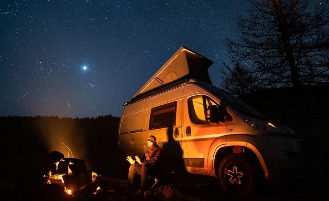 Jovem passa quarentena acampado entre bosques e céus estrelados