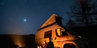 Jovem passa quarentena acampado entre bosques e céus estrelados