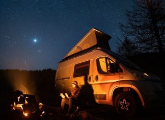 Jovem passa quarentena acampado entre bosques e céus estrelados