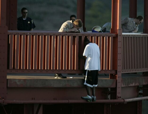 1 94 - Esse policial já impediu que mais de 200 pessoas pulassem da ponte Golden Gate.