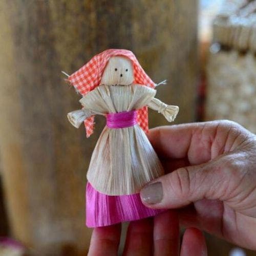 boneca de palha de milho colorida - Essa boneca de milho verde irá relembrar a infância de diversas pessoas