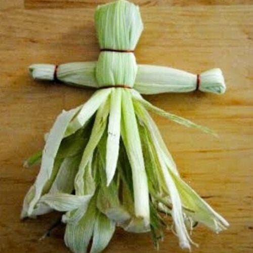 boneca de palha de milho simples - Essa boneca de milho verde irá relembrar a infância de diversas pessoas