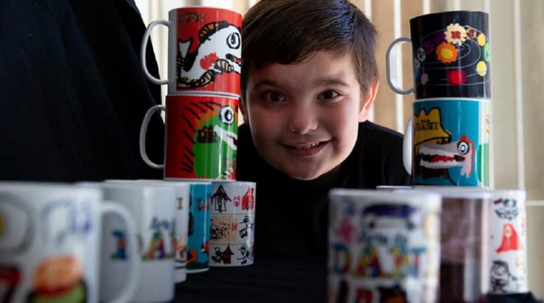 Menino autista ajuda a renda de sua família pintando canecas