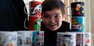 Menino autista ajuda a renda de sua família pintando canecas