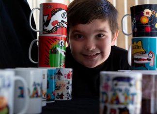 Menino autista ajuda a renda de sua família pintando canecas