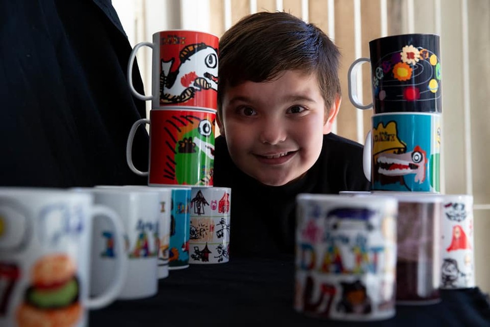 revistacarpediem.com - Menino autista ajuda a renda de sua família pintando canecas