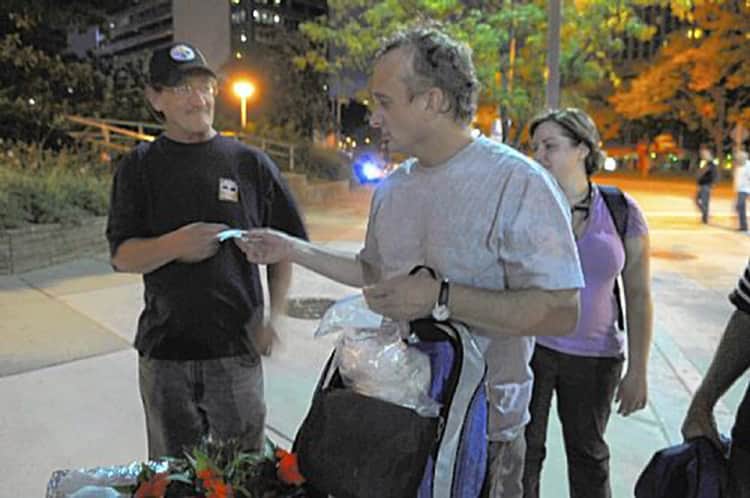 revistacarpediem.com - Jaleco dispensado: Médico se veste como morador de rua para trata-los