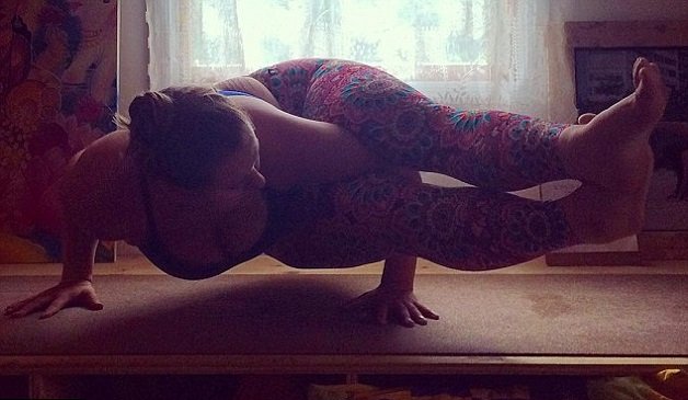 revistacarpediem.com - Mulher de 100 kg faz poses de yoga incríveis e conta como melhorou sua autoestima