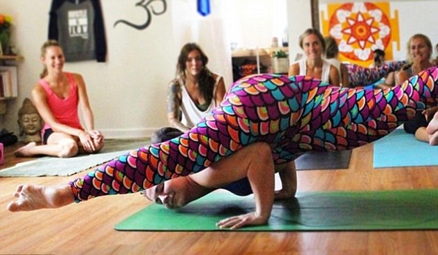 dana8 - Mulher de 100 kg faz poses de yoga incríveis e conta como melhorou sua autoestima