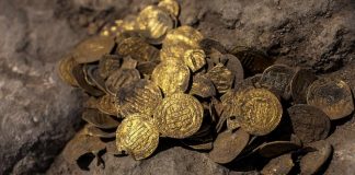 Garoto encontra 425 moedas de ouro com mais de 1.100 anos em Israel