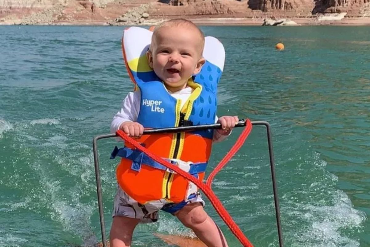 revistacarpediem.com - Bebê com 6 meses bate recorde mundial e se torna a pessoa mais jovem a fazer esqui aquático