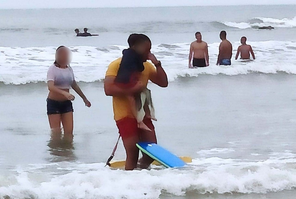 revistacarpediem.com - Bombeiro se emociona e chora ao salvar menino de 4 anos que se afogava em SP