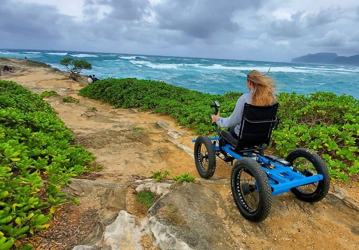 cadeira1 - Marido projeta "cadeira de rodas" 4X4 elétrica para que possam se aventurar juntos novamente