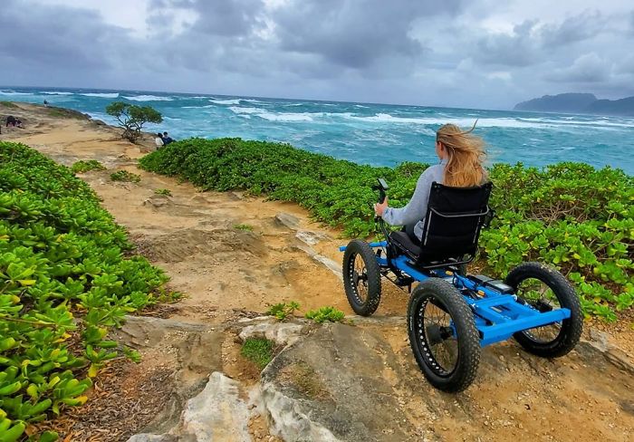 revistacarpediem.com - Marido projeta "cadeira de rodas" 4X4 elétrica para que possam se aventurar juntos novamente