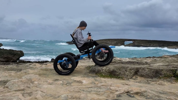 revistacarpediem.com - Marido projeta "cadeira de rodas" 4X4 elétrica para que possam se aventurar juntos novamente