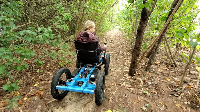 cadeira4 - Marido projeta "cadeira de rodas" 4X4 elétrica para que possam se aventurar juntos novamente