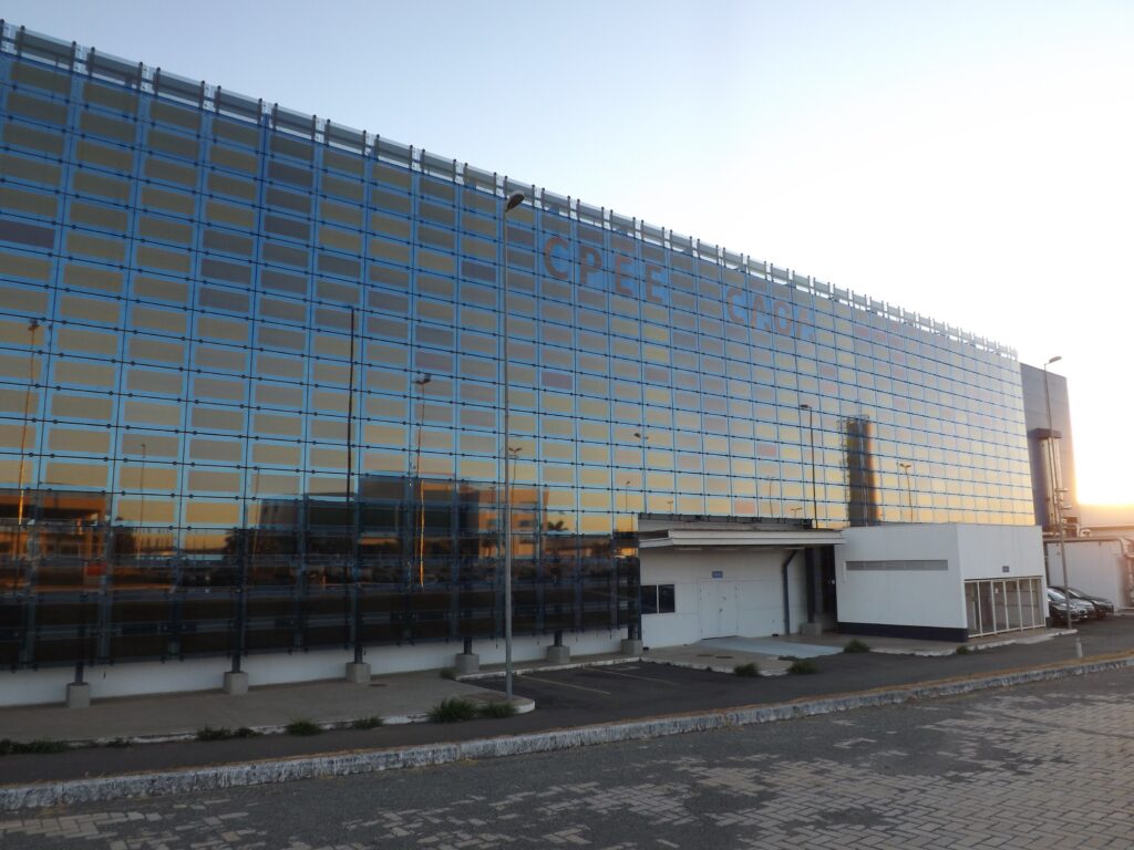 revistacarpediem.com - Prédio em Goiás possui a maior fachada de vidro com filmes solares do planeta
