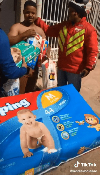 revistacarpediem.com - Entregadores se re&uacute;nem para doar dezenas de fraldas para colega de profiss&atilde;o