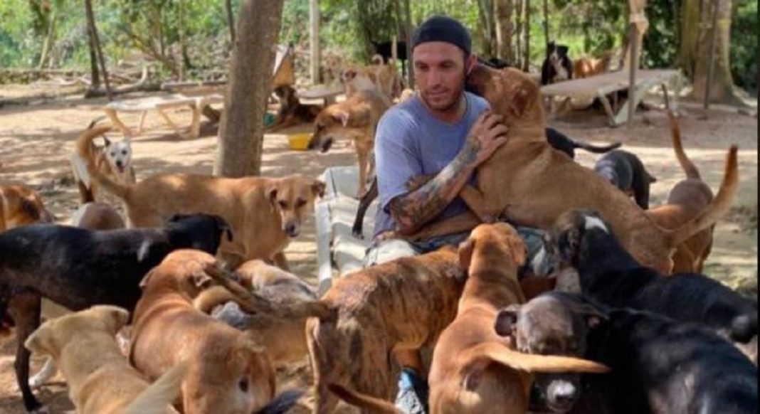 Homem abriga 300 cães em sua casa devido forte furacão no México
