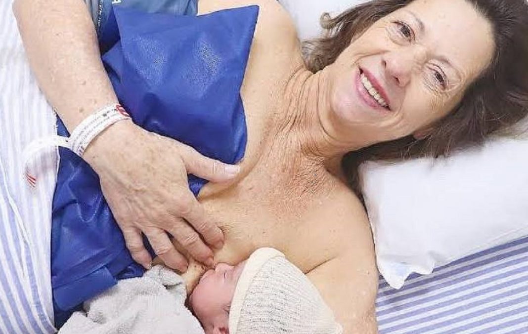 Mulher realiza sonho e dá a luz aos 61 anos pela primeira vez