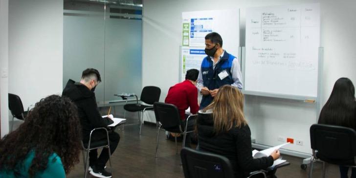 revistacarpediem.com - O jovem que ordenha vacas e atravessa um rio para ir para a aula consegue uma pontuação perfeita. Estudando com um telefone celular