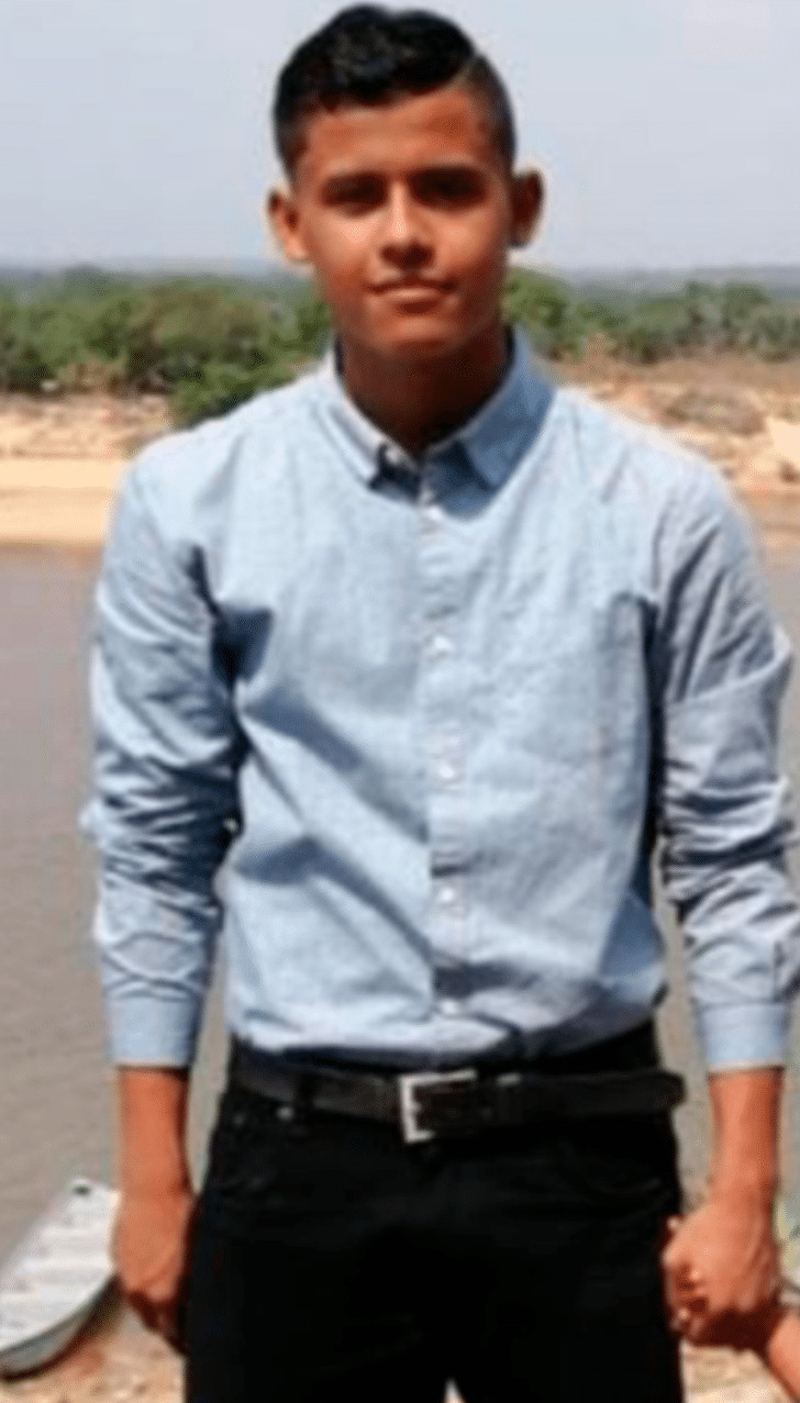 revistacarpediem.com - O jovem que ordenha vacas e atravessa um rio para ir para a aula consegue uma pontua&ccedil;&atilde;o perfeita. Estudando com um telefone celular
