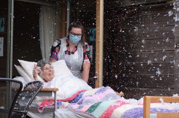 revistacarpediem.com - O hospital cumpriu o desejo da avó e trouxe uma nevasca para sua cama. Eu estava sorrindo enquanto sentia a neve