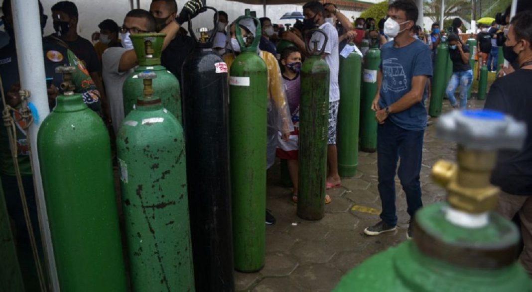 Dois homens são presos após pintarem extintores de incêndio para vender como cilindros de oxigênio em Manaus