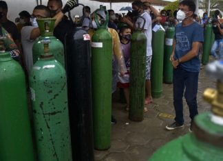 Dois homens são presos após pintarem extintores de incêndio para vender como cilindros de oxigênio em Manaus