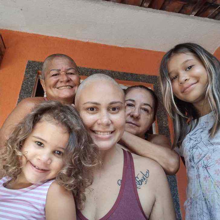 revistacarpediem.com - Mãe raspa o cabelo para acompanhar filha com câncer. A jovem não conseguiu conter as lágrimas