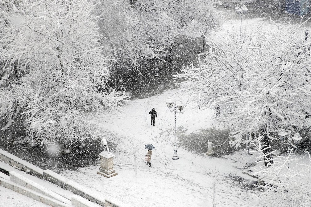 revistacarpediem.com - Grécia registra maior nevasca em mais de uma década e tem rara cena de Acrópole coberta por neve