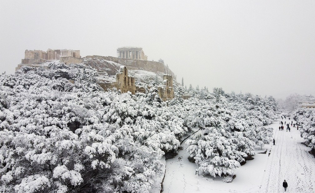 revistacarpediem.com - Grécia registra maior nevasca em mais de uma década e tem rara cena de Acrópole coberta por neve